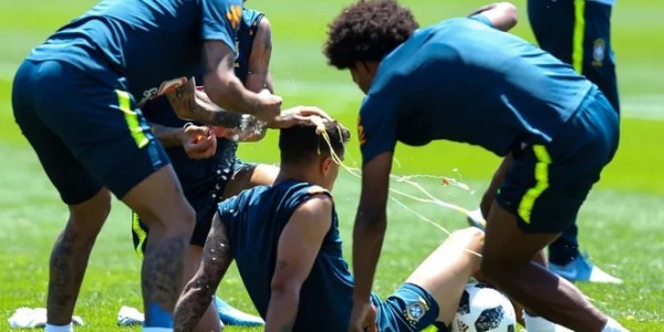 Ceplok Telur Ultah Juga Dilakoni Pemain Brazil, Coutinho Korbannya