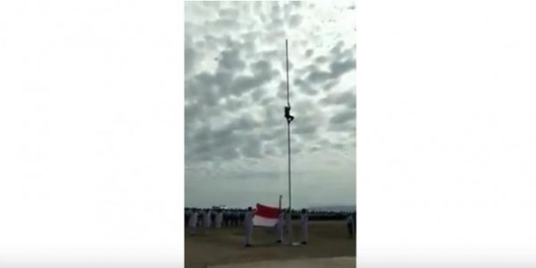 Heroik, Bocah Ini Panjat Tiang Untuk Selamatkan Upacara Pengibaran Bendera