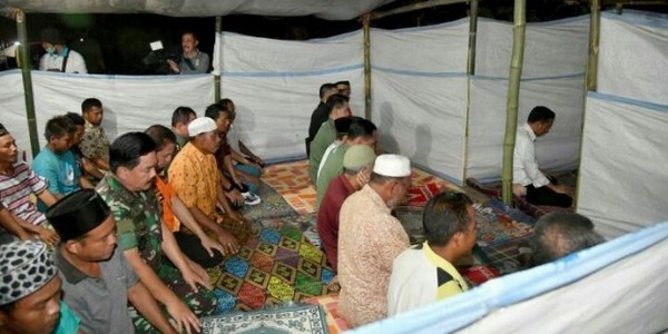 Kesaksian TGB Saat Jadi Makmum Salat Jokowi