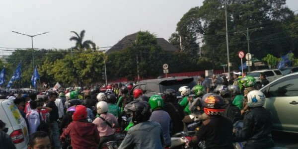 Antarkan Prabowo, Ribuan Relawan Pakai Topi dan Kaus #2019GantiPresiden