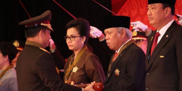 Menteri Basuki Menerima Bintang Bhayangkara Utama dari Kapolri