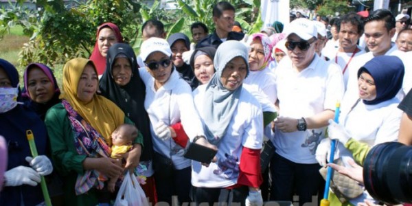 BUMN Bersih-Bersih Kampung Cibitung Sebrang Bekasi