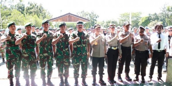 Panglima TNI Apresiasi Prajurit TNI-Polri Bantu Korban Banjir di Jayapura