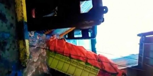 Pintu Kapal Patah, Truk Tercebur Ke Laut
