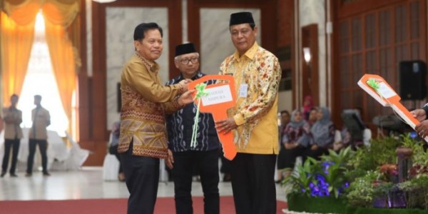 Pemprov Kalsel Memberikan Apresiasi Kepada 12 Daerah Peraih Adipura