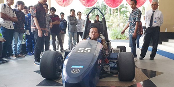 Akhmad Muqowam Lepas Tim Formula Student UNS Ikuti Lomba Di Jepang