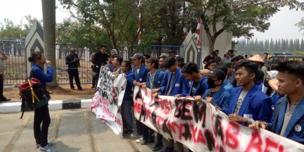 BEM Demo Bupati Bekasi