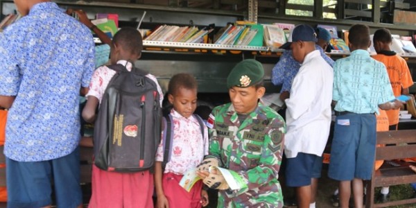 Demi Anak Bangsa Di Perbatasan, Satgas Yonif 411/Pandawa Kostrad Buat Perpustakaan Keliling