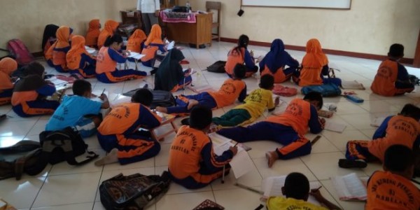 Potret Buram Pendidikan di Kabupaten Bekasi, Masih Ada Murid Belajar di Lantai