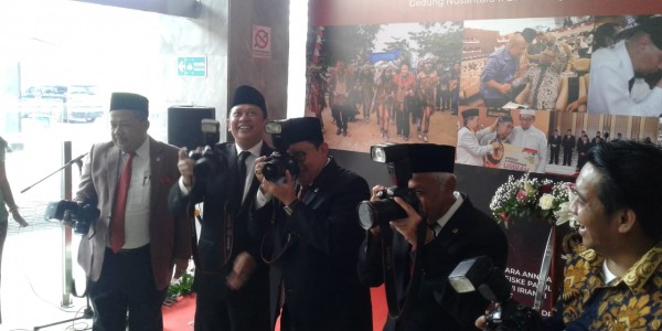 Ternyata Bambang Soesatyo Suka Motret Foto Model
