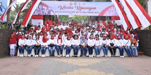 Ketum Dharma Pertiwi Wisata Kejuangan Bersama Putra-Putri Prajurit TNI