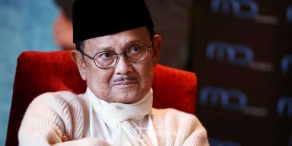 Masih Terbaring, Habibie Tetap Laksanakan Sholat