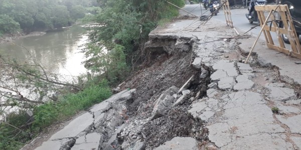 Jalan Raya Kali CBL Bekasi Amblas, Pengendara Diminta Waspada