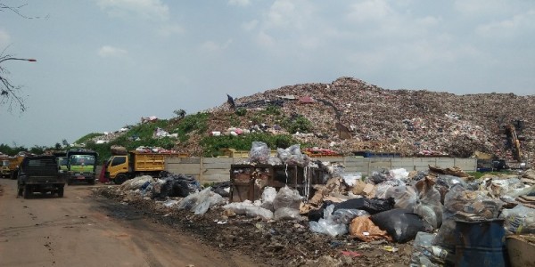 Overload, Sampah Burangkeng Ditata "Piramida"