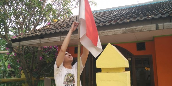 BJ Habibie Wafat, Warga Tambun Selatan Pasang Bendera Setengah Tiang