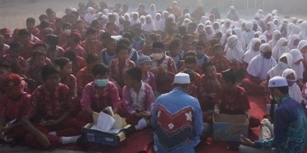 Ditengah Kabut Ratusan Anak Doakan Habibie