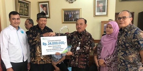 BPJSTK Cikarang Santuni THL Dinsos Kabupaten Bekasi
