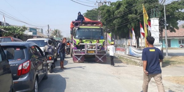Banyak Truk Besar Melintas di Jalan Raya Babelan, DPUPR Kabupaten Bekasi Jangan Diam