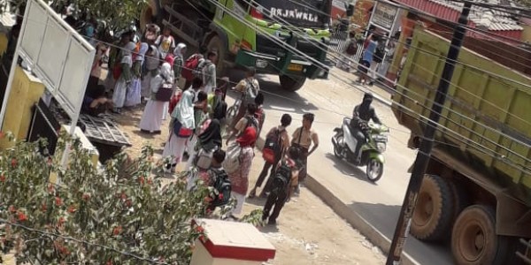 Bikin Resah, Emak-emak Demo Truk Tanah di Babelan