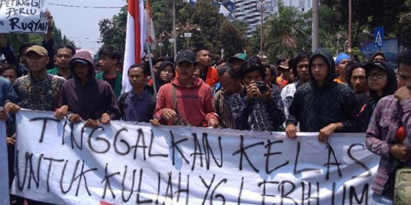 Tolak Revisi UU KPK, Mahasiswa Cirebon Demo Depan Gedung DPRD