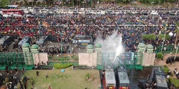 Aparat Hancurkan HP Wartawan NTV Saat Liput Demo Mahasiswa