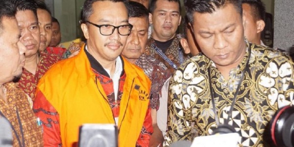 Keluar Gedung KPK Imam Nahrawi Pakai Rompi Oranye