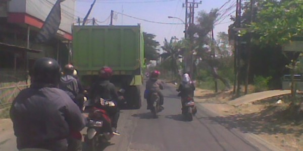 Sebabkan Macet, Dump Truck Pengangkut Tanah Tetap Beroperasi di Babelan