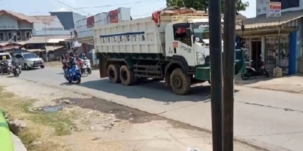 Camat dan Wakapolsek Babelan Geram Dump Truck Masih Berperasi Siang Hari