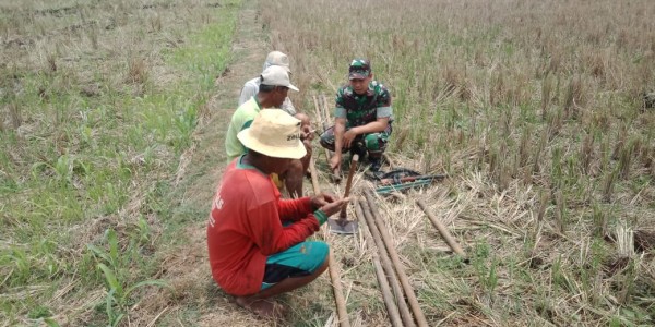 Musim Kemarau, Babinsa Jombang Bantu Warga Bangun Sumur Bor