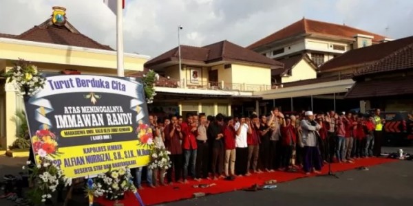 Mahasiswa IMM dan Polisi Gelar Shalat Gaib untuk Immawan Randy di Mapolres Jember