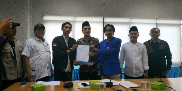 Dikepung Mahasiswa, DPRD Bekasi Teruskan Tuntutan Ke Presiden Dan DPR 