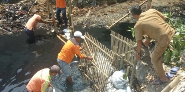 Atasi Sampah Membludak, DLH Pasang Jaring Bambu di Kali Perbatasan