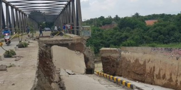 Pemkab Bekasi Belum Dapat Memastikan Perbaikan Jembatan Cipamingkis