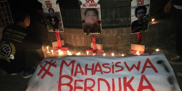 Puluhan Aktivis Unesa Siapkan Keranda, Tanda Gugurnya Demokrasi Tanah Air