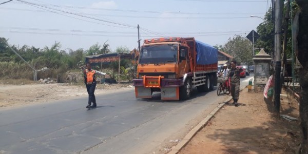 Nekat Melintas Di Jalan Raya Babelan, Pengemudi Dump Truk Ditilang Dishub