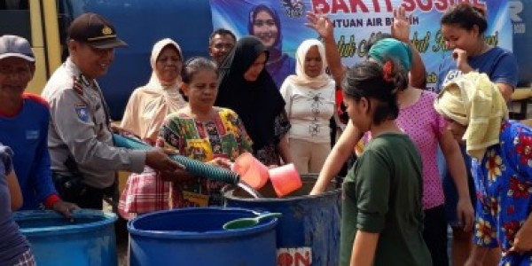 Distribusikan Air Bersih, Anggota DPRD Gandeng Polisi Cibarusah
