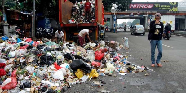 Pemkab Bekasi Kesulitan Atasi Sampah di Jalan