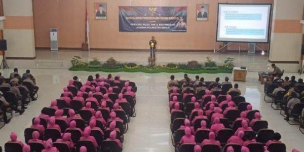 Kapolres Bekasi Imbau Ibu Bhayangkari Tahan Diri Di Medsos, Jangan Rugikan Suami