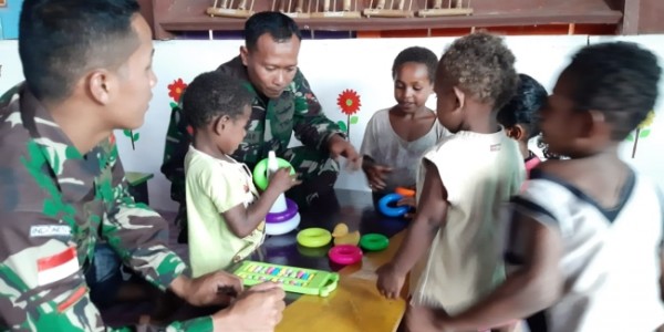 Top.. Prajurit TNI Sulap Rumah Pintar Jadi PAUD