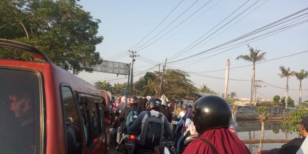 Warga Keluhkan Kemacetan di Jalan Raya Babelan-Perjuangan Kota Bekasi