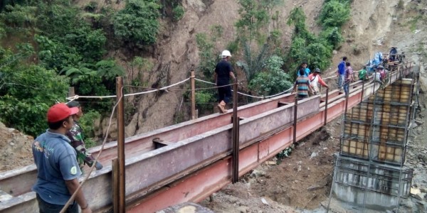 Satgas TMMD Kerjakan Gelagar Kedua Jembatan Bah Bolon Silau Padang.