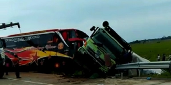 Bus Scania Bintang Utara  Seruduk Truk Tronton di Tol Tebing Tinggi- Medan, 1 Tewas  Dan 11 Luka-Luka