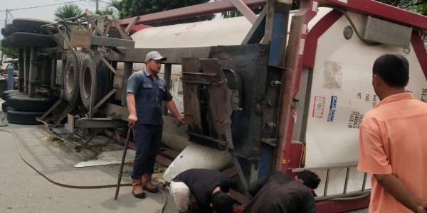 Sambungan Mobil Barang Mercedes Truk Tractor Head Patah dan Terbalik di Beram Jalan
