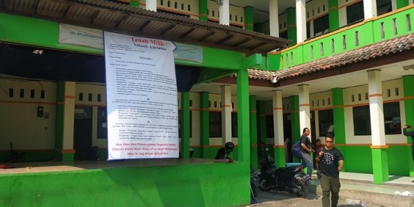 SDN Karang Rahayu 01 Disegel, Pemilik Minta Bupati Bekasi Kosongkan Lahan