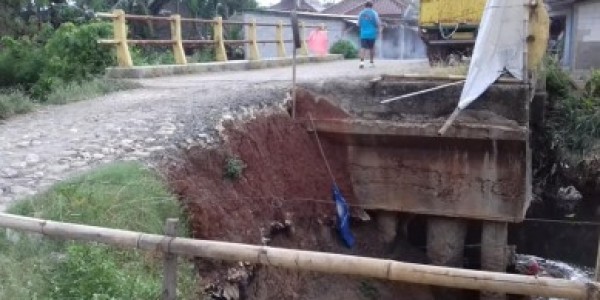 Tiga Tahun Dibiarkan Rusak, Jembatan BTP Nyaris Putus