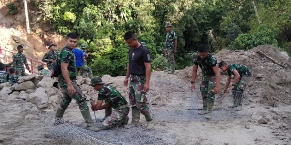 Operator Alat Berat Bersama prajurit dan warga Bersinergi Kerjakan Bronjong penahan longsor
