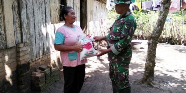 Bu Marni Bangga Dapat kejutan Bingkisan dari TMMD