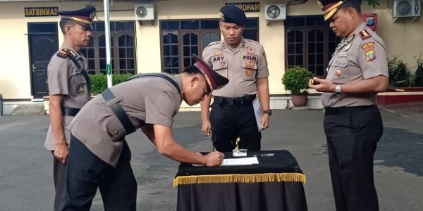 Polres Tebing Tinggi Gelar Upacara Pemberian Reward Kepada Personil Berprestasi