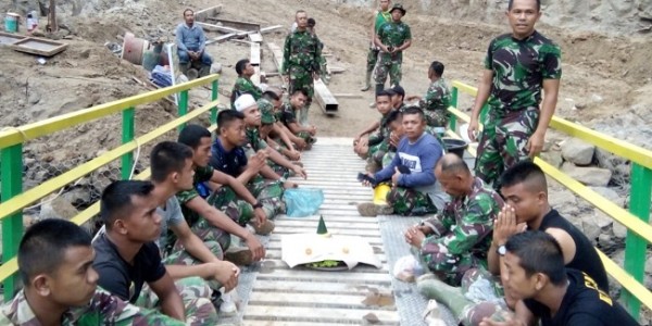 Tuntaskan Pekerjaan, TNI Gelar Syukuran Di Atas Jembatan