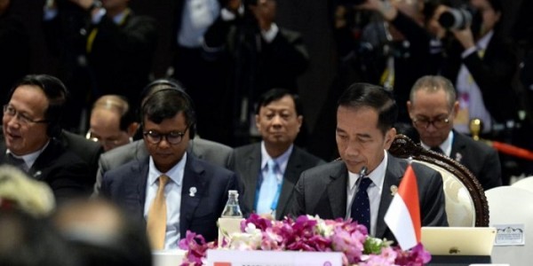 Didampingi Sejumlah Menteri, Presiden Joowi Hadiri Sesi Pleno KTT Ke-35  ASEAN di Bangkok